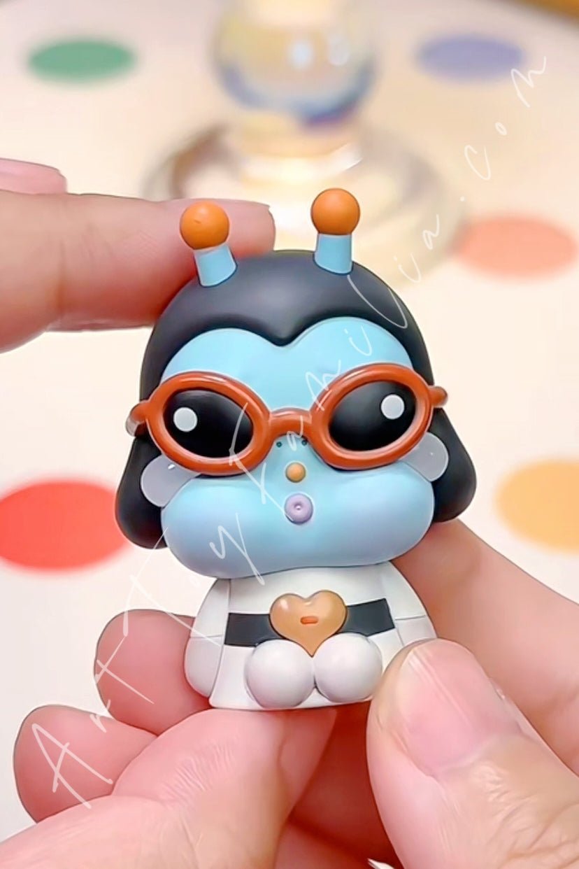 crybaby-crying-to-the-moon-sitting-series-POP Mart Crybaby